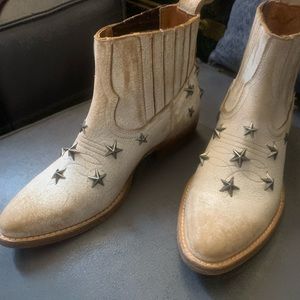 Matisse woman’s white leather destroyed booties with star details. Size 7.5